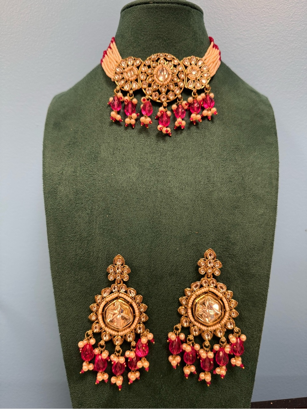 Fashion Jewelry Gold Choker Necklace with Red Bead Drops